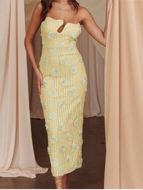 Selfie Leslie | Dresses | Selfie Leslie Giavana Strapless Layered Midi  Dress Floral Embossed Cream | Poshmark